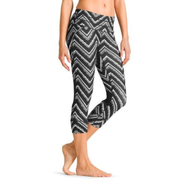 ATHLETA Zig Zag Relay Black White Chevron Capri Leggings Size SP Petite S - Picture 1 of 6